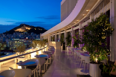 Galaxy Bar: Ώρα για cocktail σε ένα από τα 10 καλύτερα rooftop bar του κόσμου