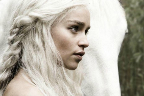 Emilia Clarke: H Kαλίσι του Game of Thrones αγνώριστη στο νέο εξώφυλλο της Vogue