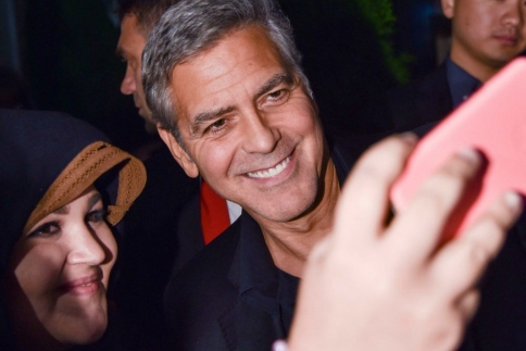 Geοrge Clooney: Μπορεί να βγαίνει ωραίος στις selfie αλλά...