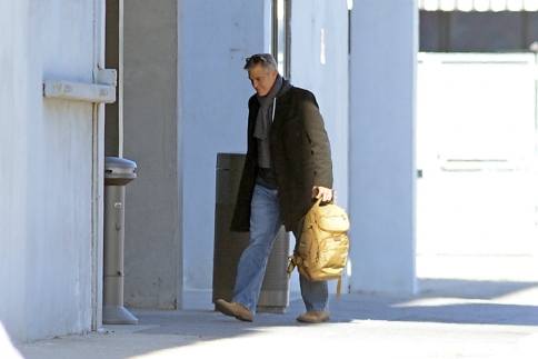 Ο καθημερινός κύριος Clooney: Mε τζιν και back bag στη Νέα Υόρκη