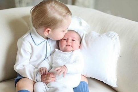 Πριγκιπικά φιλάκια! Ο Prince George και η Princess Charlotte είναι τα πιο τρυφερά αδέρφια 