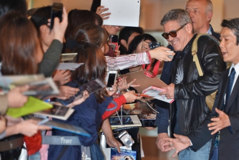 George Clooney: Σε τρελά κέφια στο Τόκιο μαζί με την Amal  
