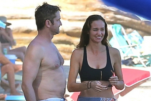 Gerard Butler: Σε ερωτικές περιπτύξεις με την σύντροφό του  Morgan Brown