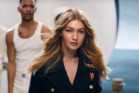 H Gigi Hadid είναι το πιο sexy ναυτάκι στη νέα διαφήμιση του Tommy Hilfiger
