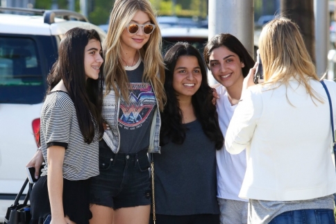 Gigi Hadid: Το 19χρονο μοντέλο φωτογραφήθηκε με τους fan της στο Beverly Hills