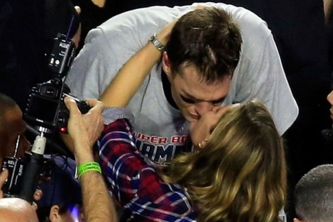 Η επιβράβευση του Tom Brady: Το τρυφερό φιλί από την Gisele