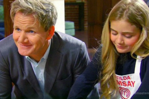 Η κόρη του Gordon Ramsay τρολάρει τον πατέρα της: "Τριγυρνά γυμνός μέσα στο σπίτι"