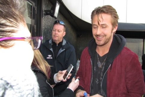 Ryan Gosling: Αγκαλιές με τους fans στο Παρίσι