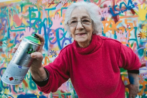 Πως θα ήταν αν η γιαγιά σου έκανε graffiti;