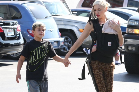 H Gwen Stefani είναι μια cool και τρυφερή μαμά