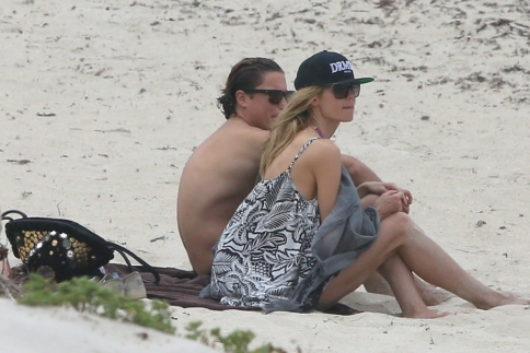 Heidi Klum: Aπολαμβάνει τον έρωτά της σε εξωτική παραλία