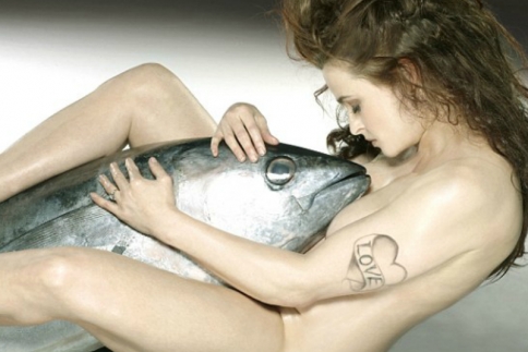H Helena Bonham Carter ποζάρει εντελώς γυμνή αγκαλιά με ένα τεράστιο... ψάρι
