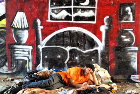 O street artist που ζωγράφισε σπίτια για τους αστέγους
