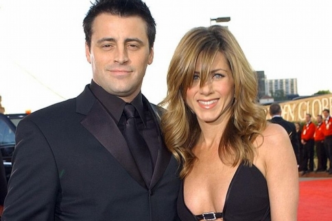 ΣΟΚ: Η Jennifer Aniston απατούσε τον Βrad Pitt με τον Joey!