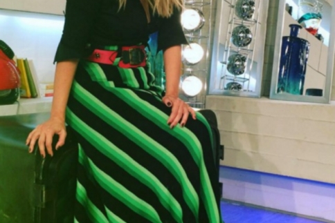 Street style : Η Μαρία Ηλιάκη με την maxi ριγέ φούστα, δίνει χρώμα στον χειμώνα