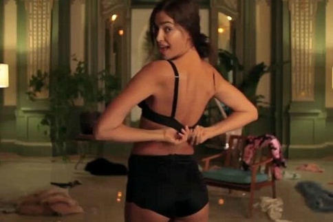 Shayk it, baby! H Irina κάνει striptease για την Vogue (video)