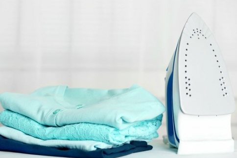 Σιδερώστε τα ρούχα σας χωρίς σίδερο με 7 πανεύκολους τρόπους