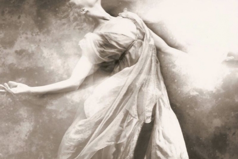 Isadora Duncan: Όταν η ιέρεια του μοντέρνου χορού βρίσκεται στραγγαλισμένη από το φουλάρι στο αμάξι της!
