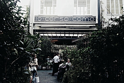 Η Φανή και η Μάηρα εξερευνούν το μιλανέζικο Corso Como 10 