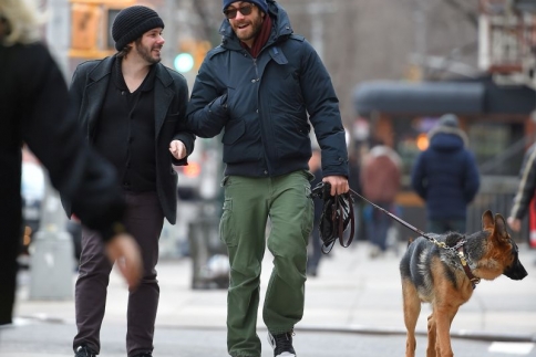O Jake Gyllenhaal βόλτα με τον σκύλο του στη Νέα Υόρκη