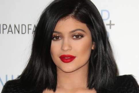 Kylie Jenner: Μήπως το ντεκολτέ της παραφούσκωσε;