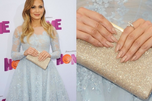 Βάψε τα νύχια σου σε nude χρώμα για όμορφα μακριά δάχτυλα όπως της Jennifer Lopez
