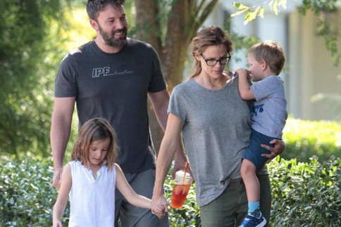 Μια χαρούμενη οικογένεια! Ben Affleck – Jennifer μαζί ενάντια στη νταντά
