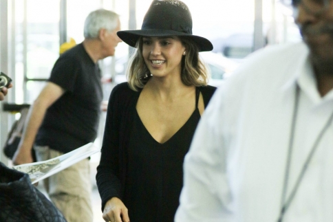 Jessica Alba: Με total black look στο αεροδρόμιο της Νέας Υόρκης