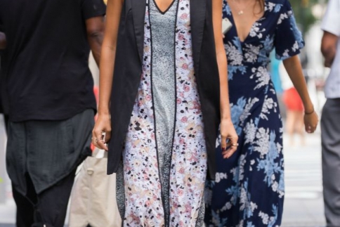 Jessica Alba : Mετατρέπει πανέξυπνα το καλοκαιρινό της φόρεμα σε φθινοπωρινό item