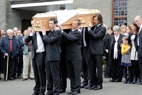 Ο Jim Carrey συντετριμμένος στην κηδεία της πρώην συντρόφου του