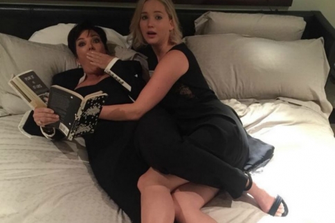 Ορίστε; Η Kris Jenner αγκαλιά στο κρεβάτι με την Jennifer Lawrence