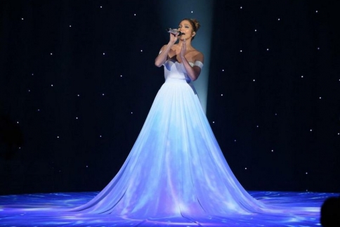 Jennifer Lopez: Η παραμυθένια εμφάνιση της στη σκηνή! (video)