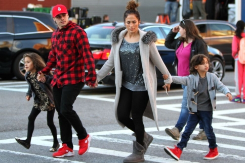 H Jennifer Lopez βόλτα με το αγόρι της στη Νέα Υόρκη
