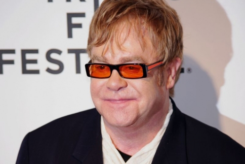 Elton John: Η μητέρα του γιόρτασε τα γενέθλια της με σωσία του!