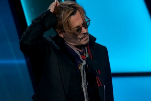 Ο Johnny Depp μεθυσμένος στη σκηνή