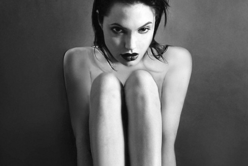 Αngelina Jolie : Πουλήθηκαν σε δημοπρασία γυμνές φωτογραφίες της