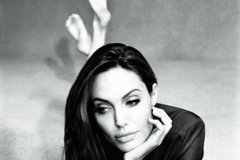 Angelina Jolie: Δείχνει το tattoo της στη νέα της φωτογράφιση