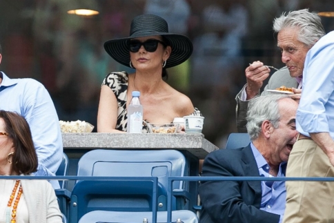 Η chic Cathrine Zeta - Jones και ο γερασμένος Michael Douglas σε αγώνα τένις