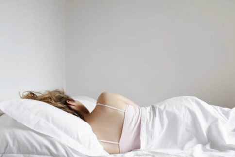 Αϋπνία: Υπάρχει ένα θαυματουργό και δροσερό ρόφημα που σε βοηθάει να κοιμηθείς μια ώρα αρχύτερα