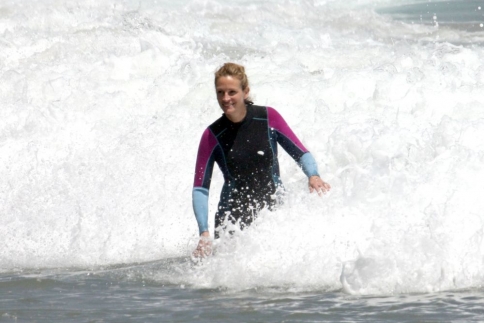 Η Julia Roberts δαμάζει τα κύματα! Ή έστω προσπαθεί…