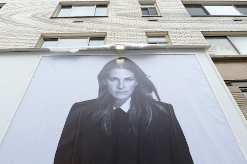 Julia Roberts: Στους δρόμους του Μανχάταν για τον οίκο Givenchy 