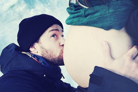 Θα γίνουν γονείς! Το φιλί του Justin Timberlake στην κοιλίτσα της Biel
