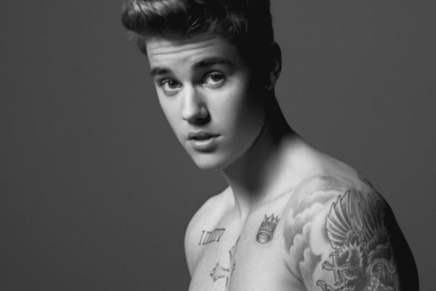 Photoshop στο επίμαχο σημείο του Bieber για να φαίνεται μεγαλύτερο;