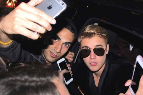Justin Bieber: Μοιράζει selfies και μέσα από το αυτοκίνητο 