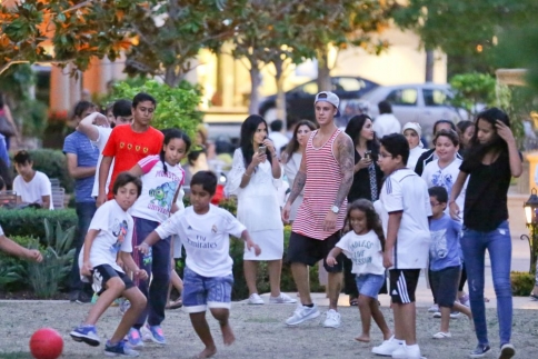 Justin Bieber τελικά είσαι το πιο καλό αγόρι! Και ποδόσφαιρο με παιδάκια;