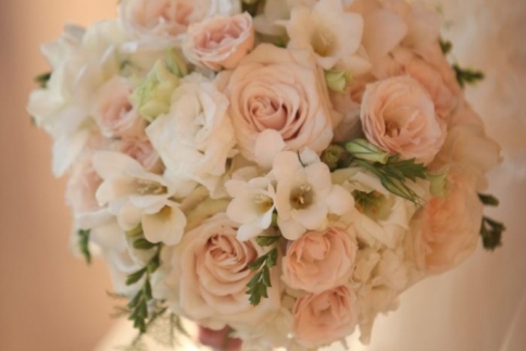 Γαμήλια ανθοδέσμη: πώς επιλέγετε τα λουλούδια ανάλογα με το πότε είναι ο γάμος