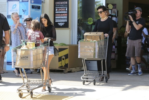 Οι Kardashians πηγαίνουν για ψώνια με τις κάμερες!