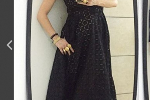 Street style : H Σμαράγδα Καρύδη, συνδυάζει μαύρο φόρεμα με lace-up μπαλαρίνες και εντυπωσιάζει