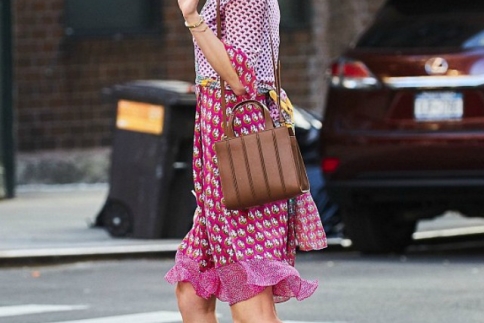 Street style: Η Karlie Kloss σου δείχνει πως να φορέσεις σωστά το εμπριμέ φόρεμα 