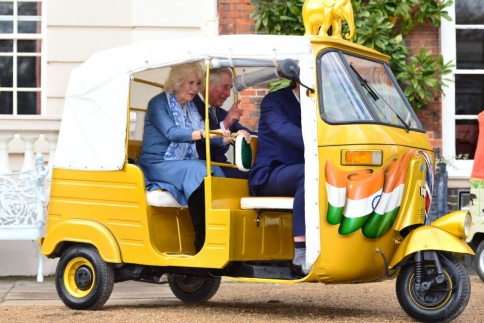 Πρίγκιπας Κάρολος: Ράλι με ινδικό αυτοκινητάκι